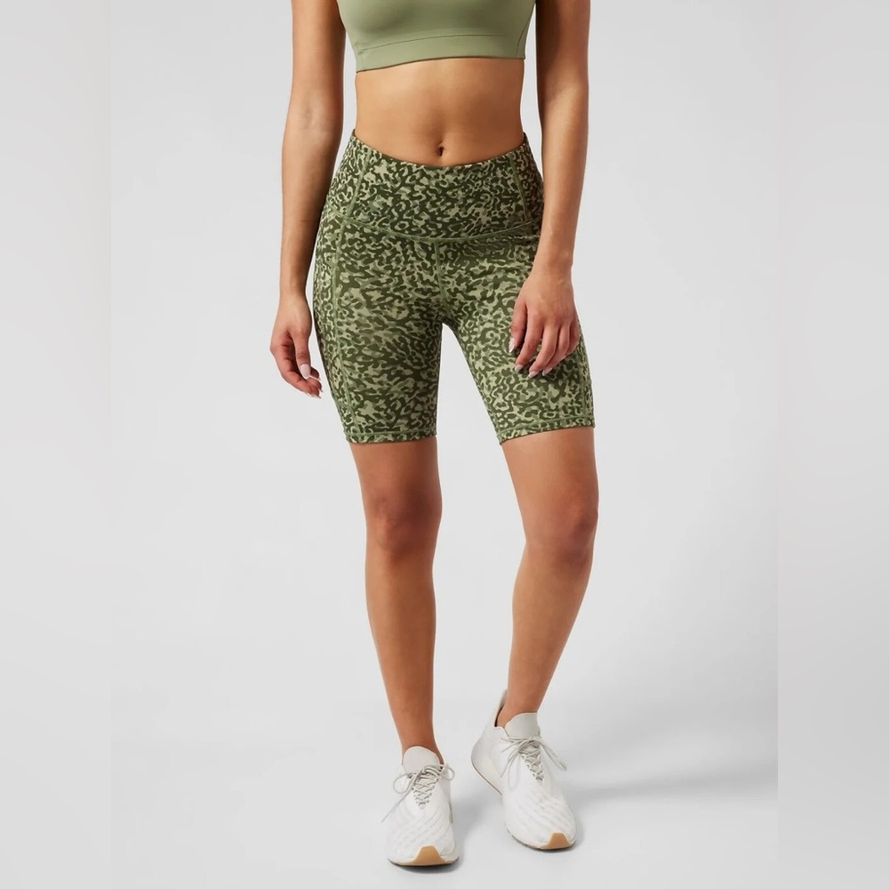 Athleta Ultimate Stash II 7” Short Women Size XS